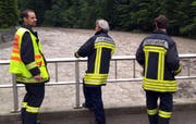 Man hält Ausschau nach einer vermissten Person. (Bild: Geri Holdener / Bote der Urschweiz)