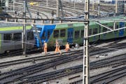 Der mittlerweile leere Zug – die Passagiere konnten ihn verlassen – blockert die Geleise 10 bis 13 des Berner Bahnhofs. (Bild: Keystone/Lukas Lehmann)