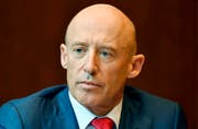 Während Verwaltungsratspräsident Johannes Rüegg-Stürm zurücktritt, kann er bleiben: Raiffeisen-Chef Patrik Gisel. (Bild: Walter Bieri/Keystone (Zürich, 9. März 2018))