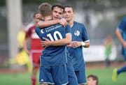 Luzerns Marco Rüedi (Nummer 10) lässt sich nach dem 1:0 feiern. (Bild: Eveline Beerkircher (Sursee, 19. 8. 2017))
