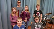 Dirigent Remo Gisler mit den jungen Musikanten; vorne: Elias Aschwanden, Trompete, und Elena Truttmann, Trompete; hinten von links: Svenja Schilter, Fagott, Michelle Planzer, Klarinette, und Silvan Truttmann, Schlagzeug. (Bild: Christoph Näpflin (Seelisberg, 18. Januar 2017))