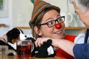 Scholanda (Jolanda Durrer) im spielerischen Gespräch im Alterszentrum in Alpnach. (Bild Marion Wannemacher)