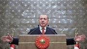 Er geniesst dank dem Ausnahmezustand schon fast uneingeschränkte Vollmachten: der türkische Präsident Recep Tayyip Erdogan, hier bei einem Auftritt in Ankara. (Bild: Yasin Bullbul/AP (Ankara, 11. Januar 2018))