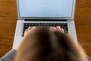 Eltern können Kinder auf den Umgang mit unerwünschten Inhalten im Internet vorbereiten. (Symbolbild) (Bild: Keystone / Christian Beutler)