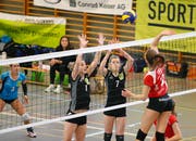 Die Steinhauserinnen Melina Cerfeda (3), Jessica Rügge (1) und Dijana Radulovic (7) wehren sich nach Kräften. (Bild: Stefan Kaiser (Zuger Zeitung) (Zuger Zeitung))