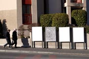 Des personnes passent vers des panneaux de la Societe Generale d'Affichage APG SGA vierges de publicites, ce mardi 3 janvier 2017 a Geneve. (KEYSTONE/Salvatore Di Nolfi) (Bild: SALVATORE DI NOLFI (KEYSTONE))