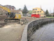 Diese Woche begannen die Arbeiten für die Neugestaltung des Hergiswiler Gemeindehausplatzes direkt am See. (Bild: Kurt Liembd (Hergiswil, 13. Dezember 2017))