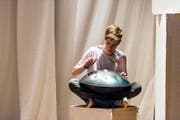 Andreas Wolf beim Spielen des Berner Instruments «Hang». (Bild: PD)