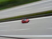 Schnell unterwegs auf der deutschen Autobahn. (Symbolbild) (Bild: Keystone/EPA/HENDRIK SCHMIDT)