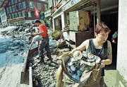 Von links: Ivo Arnold, Werner Amstutz (rotes T-Shirt) und Silvia Fallegger-Kaiser hatten vor dem Elektrogeschäft ihres Chefs beziehungsweise Vaters alle Hände voll zu tun.