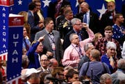 Delegierte skanideren während dem Parteitag der Rebublikaner in der Quicken Loans Arena in Cleveland Parolen. (Bild: Keystone / Shawn Thew)
