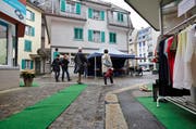 Zwei Strassen, zwei Feste: In der Lindenstrasse Luzern (erstes Bild) wurde dieses Wochenende geschlemmt, an der Eisengasse in Brunnen (zweites Bild) dem Regen mit einem Sommerfest getrotzt. (Bild: Jakob Ineichen / Neue LZ)