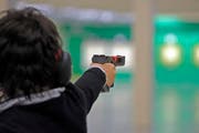 Eine Pistolenschützin drückt ab. (Bild: Pius Amrein / Neue LZ (Archiv))