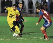 Der Altdorfer Markus Zurfluh (am Ball) tankt sich durch die Brunner Abwehr. (Bild: Urs Hanhart (Brunnen, 15.11.2017))
