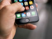 Immer mehr im Trend: Geschäfte übers Handy abwickeln. Die digitale Identität ist auf dem Vormarsch. Nun will der Kanton Schaffhausen eine elektronische ID einführen. (Bild: KEYSTONE/CHRISTIAN BEUTLER)