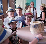 Die Ausstellungsfläche im Strohmuseum wird den Kreationen von Kindern zur Verfügung gestellt. (Bild: Jakob Ineichen (Wohlen, 5. Juli 2017))