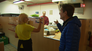 Gisela und Mario Büche hören Sternekoch Daniel Buhmann aufmerksam zu. (Bild: Screenshot 3+)