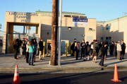 Die Behörden in Los Angeles haben sämtliche Schulen geschlossen. Im Bild der Lincoln High Campus. (Bild: EPA/Paul Buck)