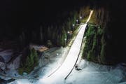 Die neue Skisprungschanze dient Koreanern als Anschauungsobjekt. (Bild: Philipp Schmidli (Engelberg, 10. Dezember 2016))