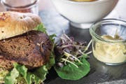 Auf der Speisekarte des Restaurants Kaiserstuhl stehen neu auch Mehlwurmburger. (Bild: Nadia Schärli (Lungern, 24. November 2017))
