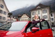 Autofan Vanessa Küttel hat ihre Leidenschaft zum Beruf gemacht. Seit Januar kurvt die 26-Jährige als Fahrlehrerin durch Uris Strassen – als einzige im Kanton. (Bild Corinne Glanzmann)