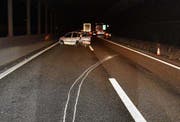 Das Unfallauto blieb auf der Überholspur der A2 in Hergiswil Richtung Süden stehen. (Bild: Kapo Nidwalden (Hergiswil, 1. Februar 2018))