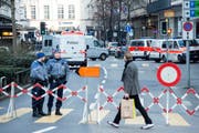 Die Umgebung ist grossräumig abgesperrt. (Bild: Keystone)