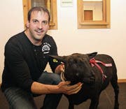 Bisher musste er ihm jeweils hinterherschauen, nun hat Marco Herger das Schaf gewonnen. (Bild: Paul Gwerder (Unterschächen, 27. Oktober 2017))