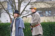 Désirée (links) und Dion die letzten Szenen für ihren Wild-West- Streifen drehen. (Bild: Matthias Piazza (Ennetbürgen, 16. November 2016))