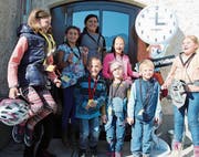 Die Vorfreude ist gross: Eine Kinderschar wartet vor dem Kino darauf, dass sich endlich die Türen für die Zauberlaterne öffnen. (Bild: Marion Wannemacher (Sarnen, 18. Oktober 2018))