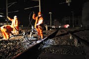 2 Uhr Morgens: Während die meisten Leute schlafen, arbeiten Spezialisten auf dem Zuger Bahnhof. Und dies zur Bekämpfung des Lärms. (Bild Charly Keiser)