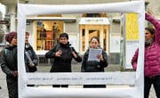 Der Schweizerische Gehörlosenbund machte mit einer Strassenaktion auf die Problematik aufmerksam. (Bild: Keystone (7. Februar 2018))