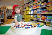 Nicht nur Legos für Nando: In der Ludothek in Stans gibt es ein grosses Spielangebot für jedes Alter. (Bild Corinne Glanzmann)