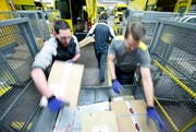 In der Nacht werden die Pakete aus dem solothurnischen Härkingen angeliefert. In der Distributionsbasis Baar kommen alle Pakete zusammen, die im Kanton Zug auszuliefern sind. (Bilder Stefan Kaiser)