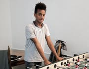 Yonas Kashay vertreibt sich die Zeit in seiner WG am liebsten mit Tischfussball. (Bild: Franziska Herger (Altdorf, 10. Juli 2017))