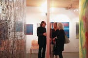 Charlie Lutz unterhält sich mit Vernissage-Gästen. (Bild: Marion Wannemacher (Stansstad, 4. November 2017))