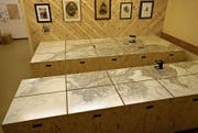 Der Eingang zum Museum ist durch einen Schuppen getarnt (oben). Darin findet sich zum Beispiel die Entstehungsgeschichte der ersten Schweizer Landkarte, verantwortet von Guillaume-Henri Dufour (unten, links). In der Nachbarfestung finden sich weitere historische Gegenstände wie die Schreibmaschine von 1900, die bereits das @-Zeichen kennt. (Bilder: Raphael Biermayr (Halsegg, 29. Juni 2017))