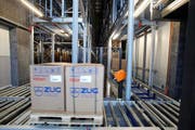 Bei dem Zuger Industrieunternehmen V-Zug - hier ein Bild aus der Produktion - müssen die Mitarbeiter ab März länger arbeiten. (Bild Stefan Kaiser)
