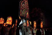 Ob als Träger der leuchtenden Infuln (Bild), als Trychler, Geisslechlepfer, Hornbläser oder Musikant, das Küssnachter Klausjagen ist Männern vorbehalten. (Bild Nadia Schärli)