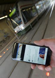 Test der Stadtwerke Augsburg: Blinkende LED-Leuchten im Boden sollen Smartphone-Nutzer auf das Rotlicht der Ampel am Fussgängerübergang der Tram-Haltestelle hinweisen. (Bild: pd / swa Thomas Hosemann)