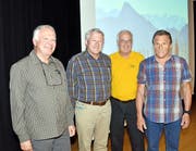 Freude über den neuen Wanderführer herrscht bei Fotograf Markus Ziegler und Autor Klaus Odermatt wie auch beim alten und neuen Präsidenten der Nidwaldner Wanderwege, Bruno Weber und Hans Graber (von links). (Bild Romano Cuonz)