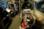 Pendler im Schnellzug unterwegs von Luzern nach Zürich. (Bild Roger Grütter)