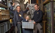 Regisseur Matteo Schenardi (links) und Mario Burkart, Präsident der Marionettenbühne Gelb-Schwarz, präsentieren die Marionette und Hauptfigur Joder aus dem Krippenspiel von Heinrich Danioth. B (Bild: ild: Angel Sanchez (Altdorf, April 2017))