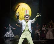 Lukas Darnstädt hält die Show am Laufen als smarter, teuflischer Alleinunterhalter. (Bild: Ingo Höhn/PD)