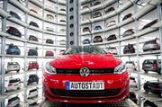Bei Fahrzeugen, die in die Schweiz eingeführt werden, gibt es keine technische Abnahme.Auf dem Bild: VW-Autostadt in Wolfsburg. (Bild: Epa / Sebastian Kahnert)