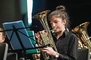 2000 junge Musikanten, darunter die 40 Bläser der First Groove Band Rontal (oben rechts), spielten gestern um die Wette und applaudierten gegenseitig (unten links). Für den gestrigen Auftritt haben die Kinder und Jugendlichen, wie Jorma Meyer aus Wolhusen (oben rechts), monatelang geübt. (Bilder: Nadia Schärli (Schüpfheim, 20. Mai 2017))