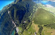Links im Bild die Grossbaustelle für den Bau der neuen Standseilbahn. (Bild: Youtube/Helmut Magni)