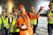 Alois Bissig mit einer Gruppe Besucher im Zugangsstollen des Gotthard-Basistunnels bei Amsteg. (Bild Florian Arnold)