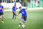 Mit Spass dabei: Francisco Rodriguez (am Ball) gestern in seinem ersten FCL-Training, beobachtet von François Affolter (links) und Sally Sarr. (Bild Manuela Jans- Koch)