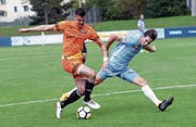 Der Schötzer Halit Bajrami (links) behauptet den Ball gegen den Zuger Kemil Festic. (Bild: Werner Schelbert (Zug, 19. August 2017))